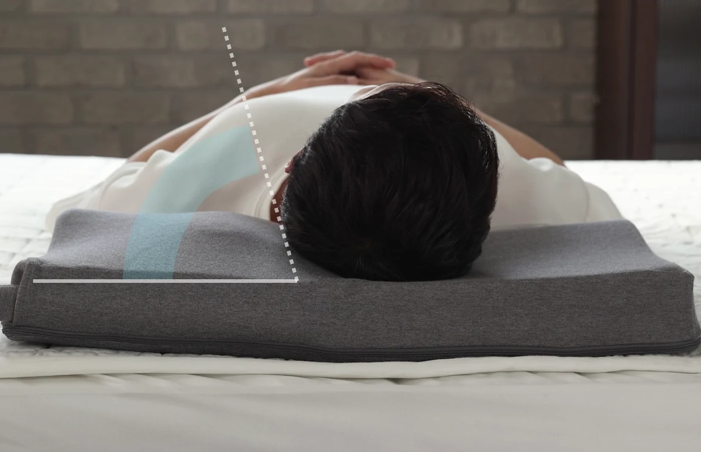 S-Pillow가 수면 자세를 감지해 머리를 옆으로 돌려 기도를 확보하는 모습